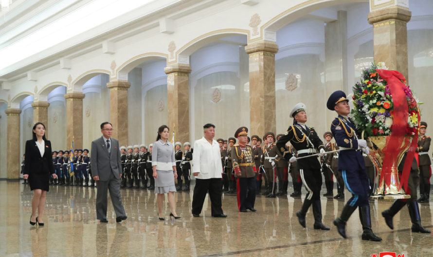 Máximo Dirigente visita el Palacio del Sol Kumsusan