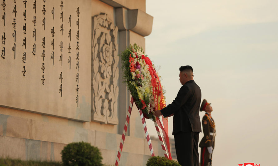 Máximo Dirigente visita el Monumento a la Amistad por el día de victoria en la guerra