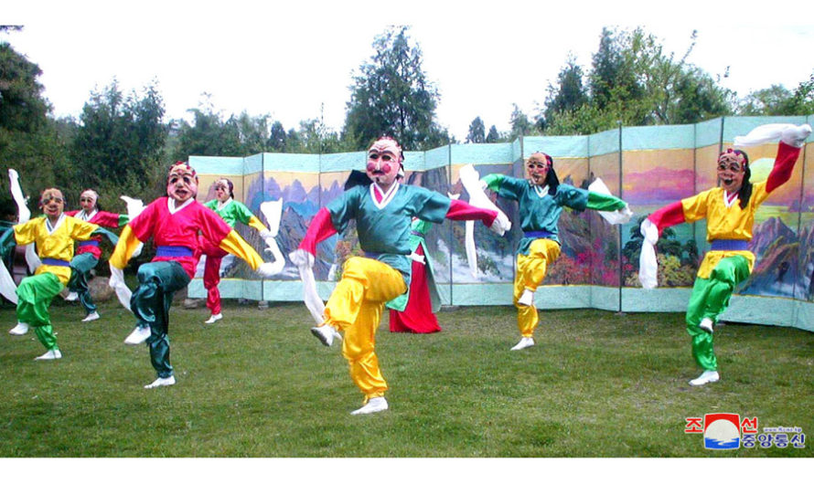 Bailes con máscara.