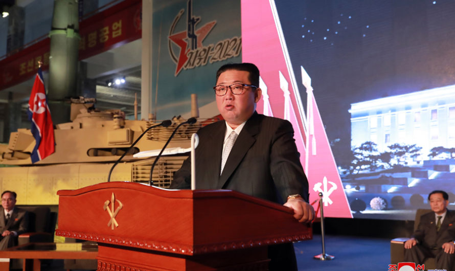 KIM JONG UN pronuncia discurso en Exhibición de Desarrollo de Defensa Nacional