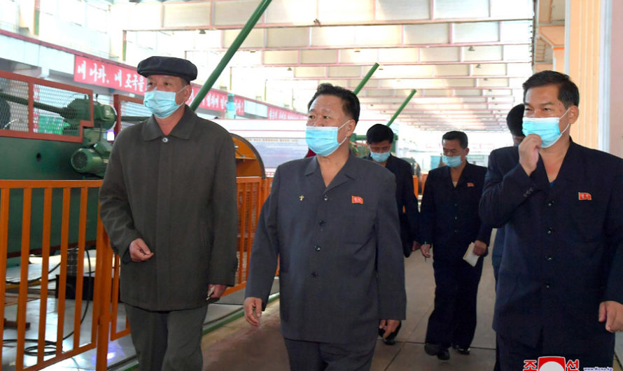 Choe Ryong Hae visita sitios industriales en la capital.