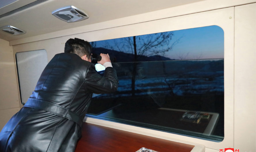 KIM JONG UN presencia el lanzamiento experimental de misil hipersónico