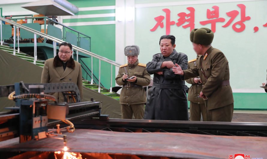 Estimado compañero KIM JONG UN visita la fábrica de importante sistema de armamento
