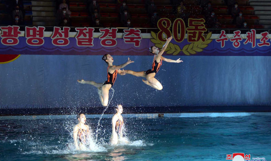Exhibición de natación sincronizada por el día de la Estrella Luz