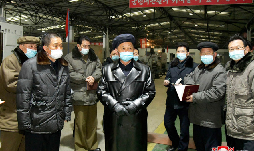 Kim Tok Hun recorre el Combinado de Tractores Kumsong