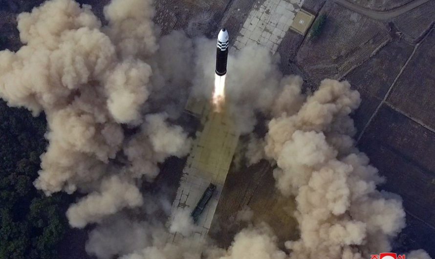 Lanzamiento de prueba de nuevo misil balístico «Hwasongpho-17»
