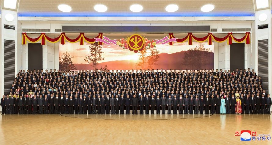 KIM JONG UN se retrata con los contribuyentes a exitoso lanzamiento de prueba del ICBM tipo «Hwasongpho-17»