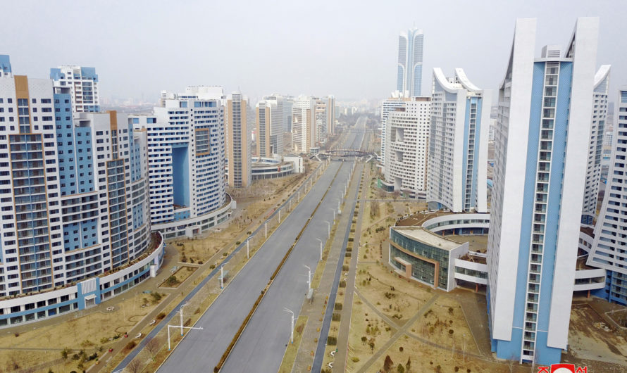 KIM JONG UN visita campo de construcción de 10000 viviendas