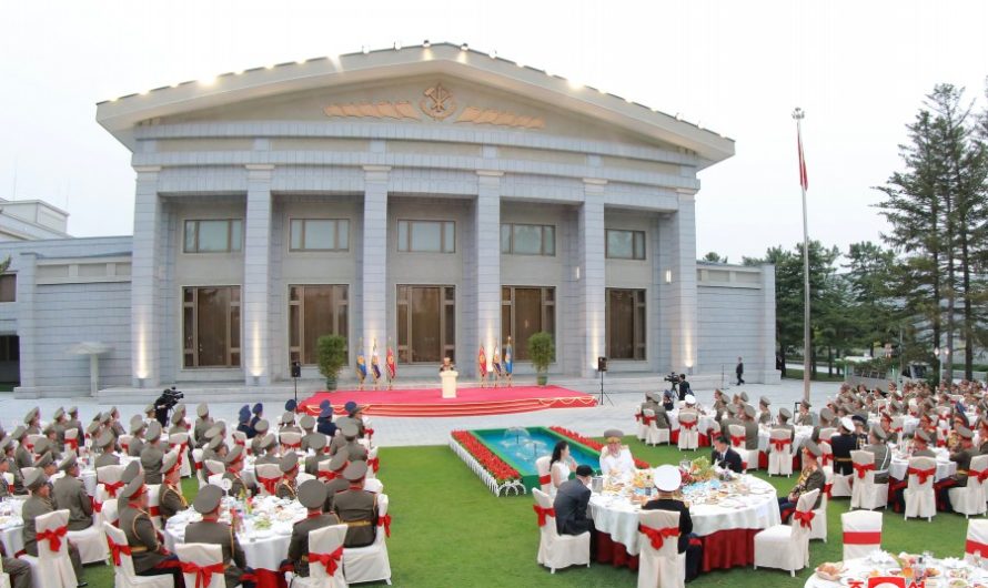  KIM JONG UN felicita a comandantes participantes en festividades del 90º aniversario de fundación del ERPC