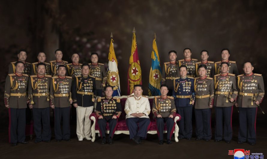 KIM JONG UN felicita a los comandantes de desfile militar por el 90º aniversario de fundación del ERPC