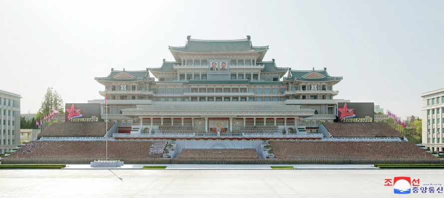 KIM JONG UN se fotografía con participantes en festividades del 90º aniversario de la fundación del ERPC