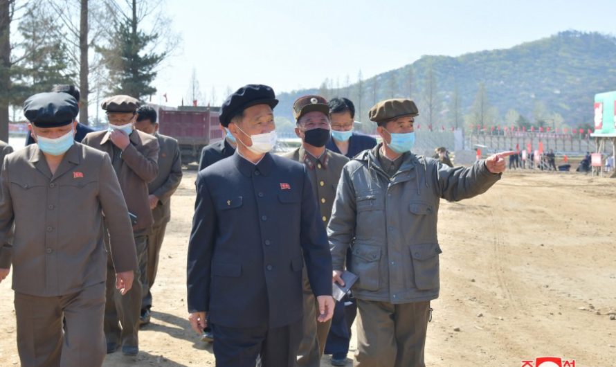 Kim Tok Hun supervisa la construcción de viviendas en Hwasong y el complejo de acero