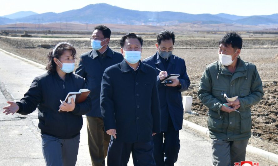 Choe Ryong Hae supervisa varias entidades del distrito de Phyongwon