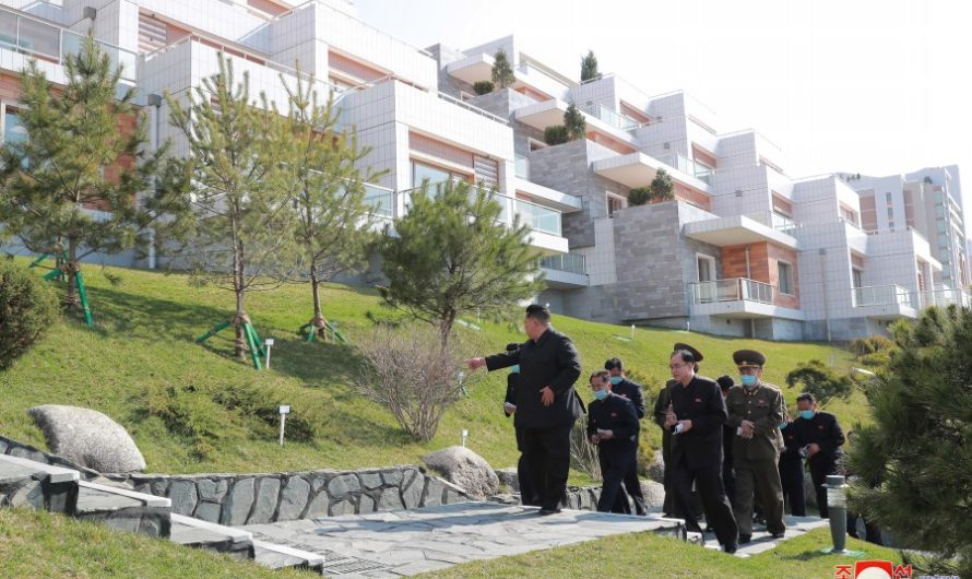 KIM JONG UN recorre el reparto residencial con terraza en la zona ribereña del río Pothong.