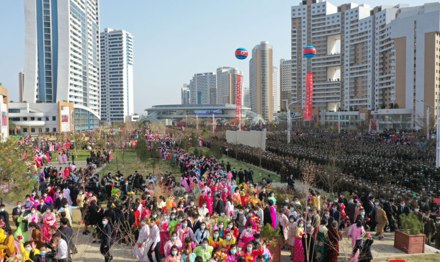 KIM JONG UN corta la cinta en la solemne ceremonia inaugural de la avenida Songhwa