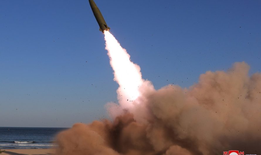 KIM JONG UN ve lanzamiento de prueba de arma teledirigida táctica de nuevo tipo