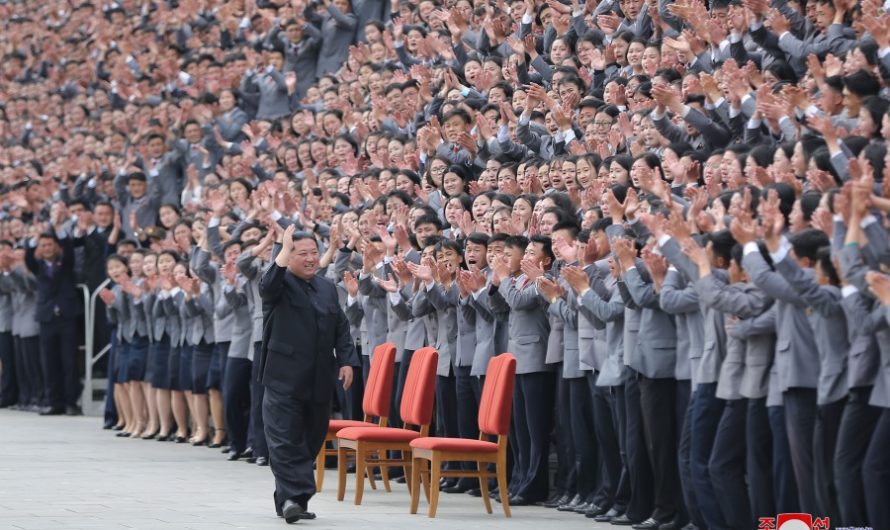 KIM JONG UN se retrata con universitarios y jóvenes trabajadores