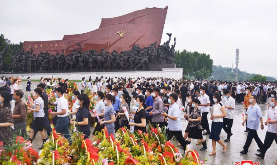 Coreanos visitan estatuas de bronce de los grandes Líderes por el 8 de julio