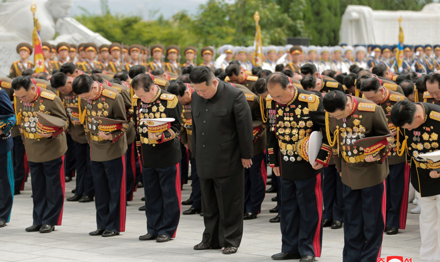 Visita el Cementerio de Mártires de la Guerra de Liberación de la Patria por el día de victoria