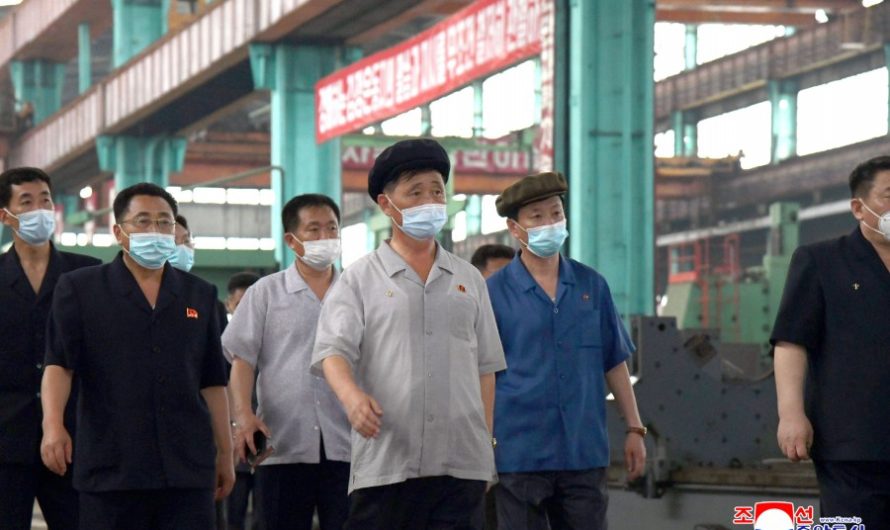 Kim Tok Hun recorre importantes centros industriales