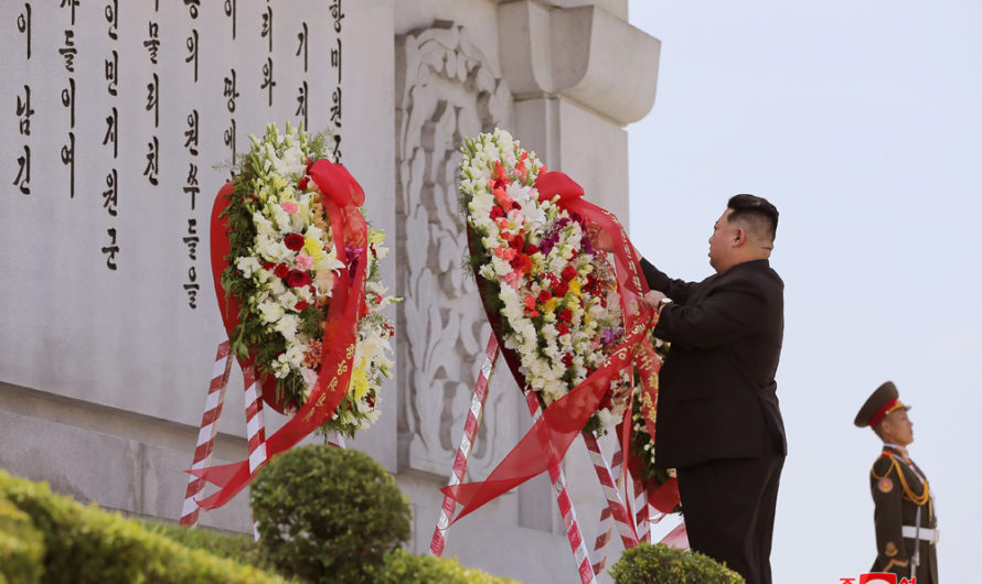 Visita el Monumento a la Amistad por el día de gran victoria en la guerra