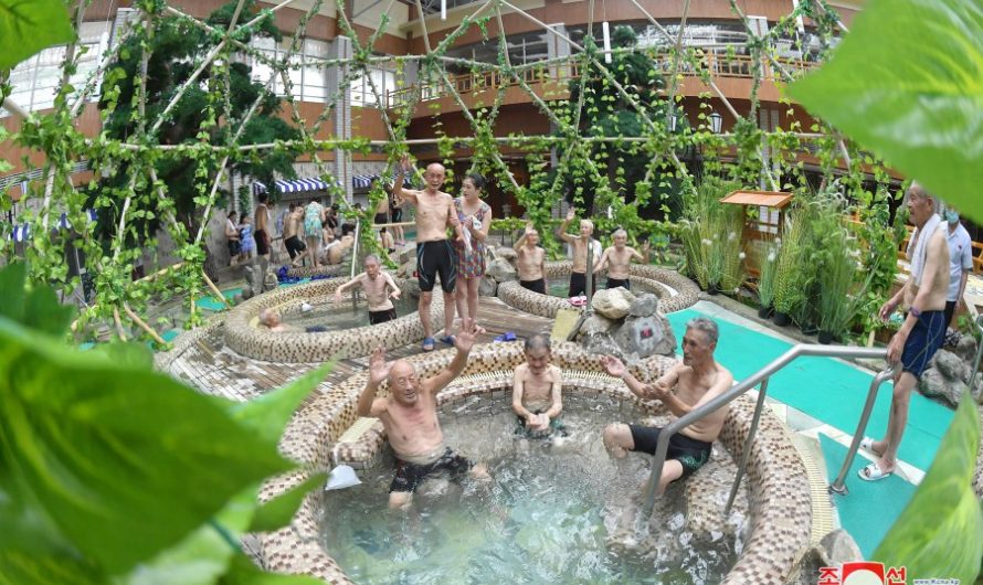 Veteranos de guerra visitan el balneario de Yangdok.