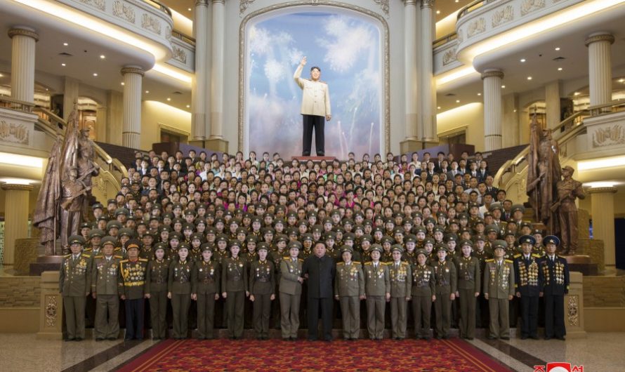 KIM JONG UN se retrata con guías relacionados con la historia de la guerra