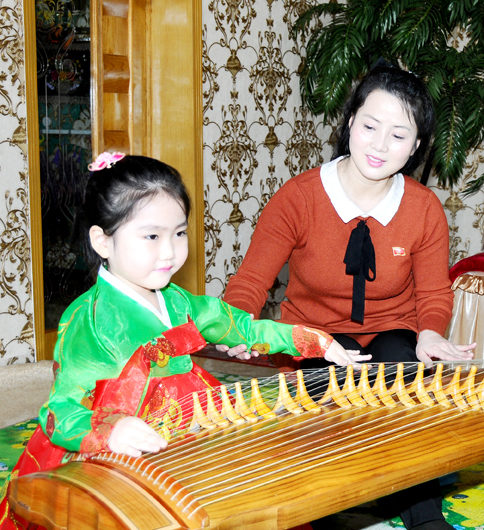 Pequeña ejecutante de kayagum