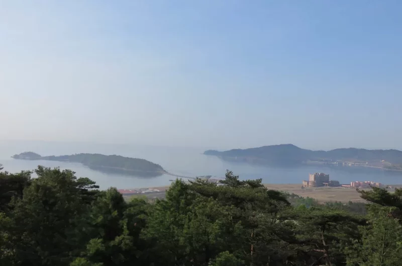 Ciudadanos de Rason recorren base guerrillera en el monte Sonbong