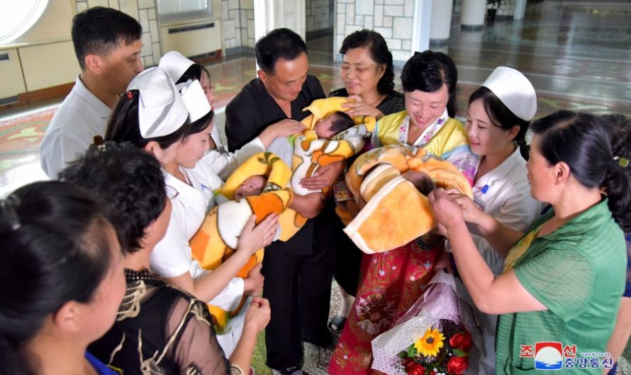 Dados de alta trillizos en la Casa de Maternidad de Pyongyang