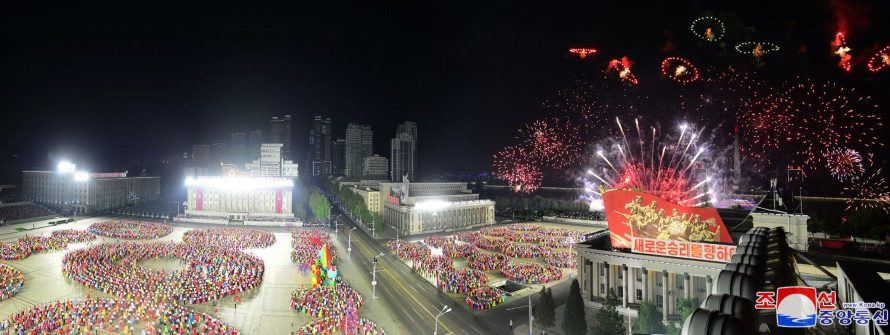 Velada de jóvenes y lanzamiento de fuegos artificiales