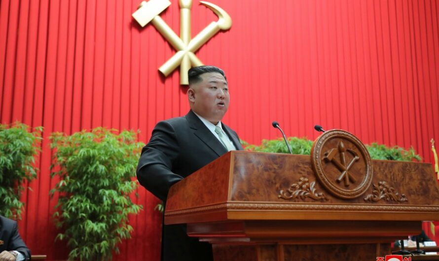 KIM JONG UN visita la Escuela Central de Cuadros del PTC