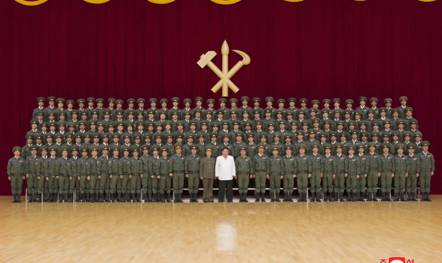 KIM JONG UN felicita a los aviadores ameritados en el ejercicio integral de ataque aéreo