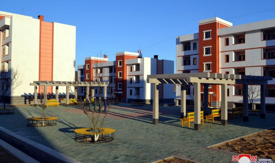 Mudanza a nuevas viviendas en el barrio de Sinhae en Rason.
