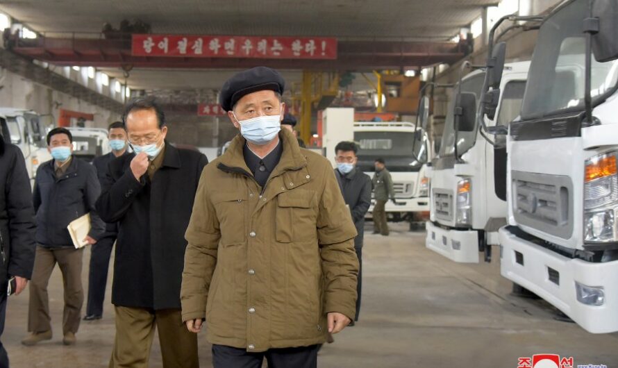 Kim Tok Hun supervisa varias ramas de la economía nacional