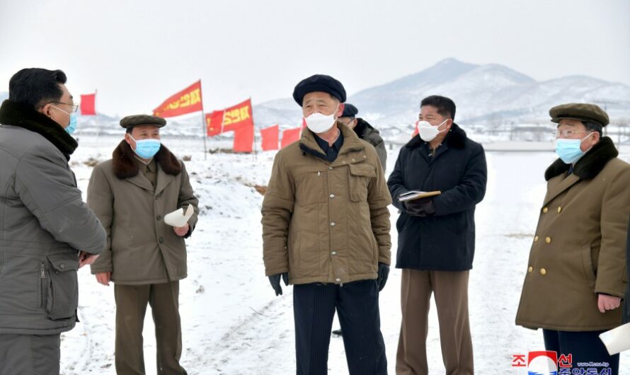 Kim Tok Hun supervisa el sector agrícola de ambas provincias de Hwanghae