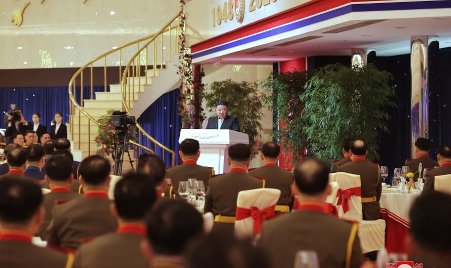 KIM JONG UN asiste al banquete del 75º aniversario del EPC.