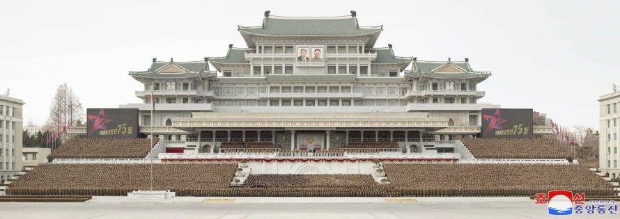 KIM JONG UN se retrata con los participantes en festividades del 75º aniversario de fundación del EPC