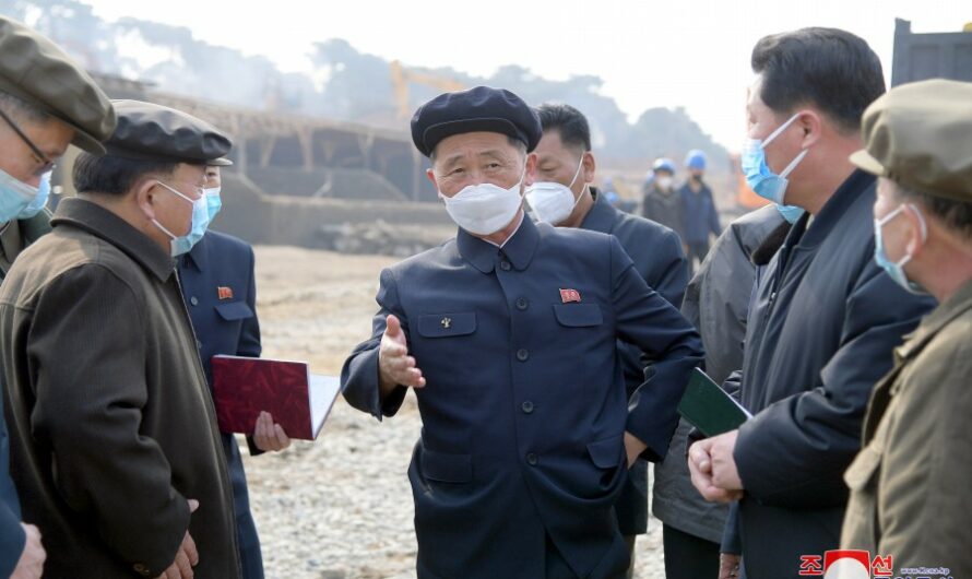 Kim Tok Hun recorre repartos residenciales de Hwasong y Sopho en construcción