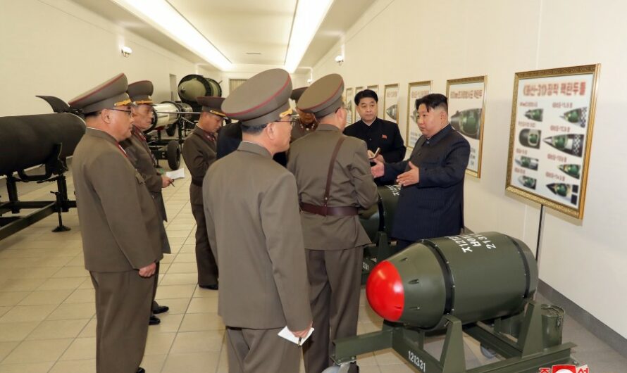 KIM JONG UN dirige el montaje de ojiva nuclear en misiles balísticos.