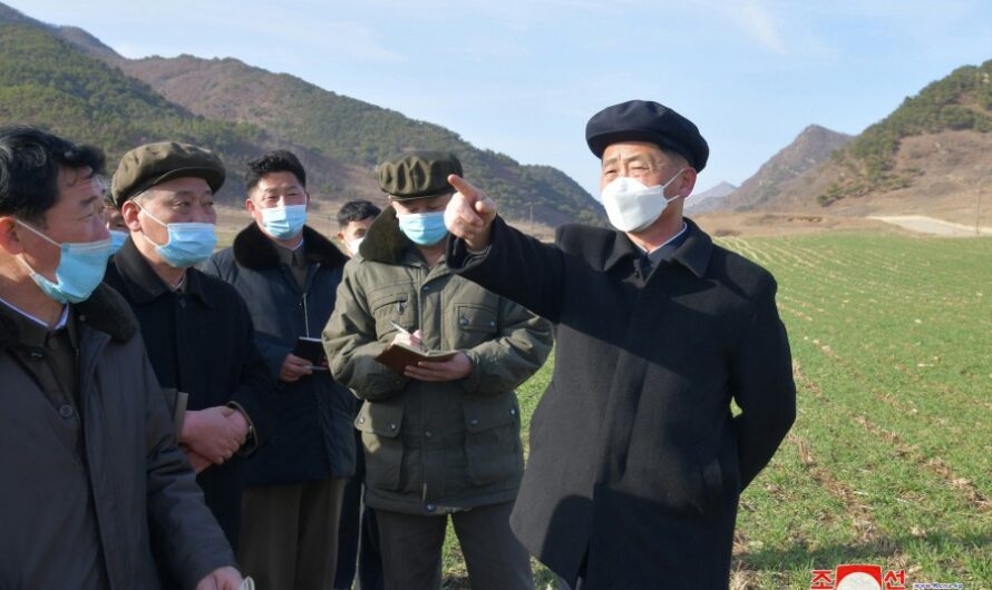 Kim Tok Hun supervisa el sector agrícola de ambas provincias de Hwanghae