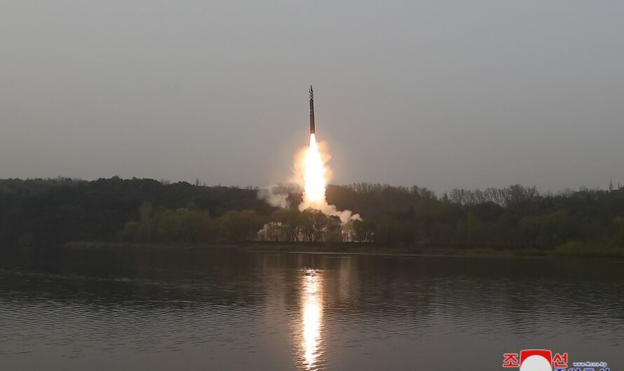 Primer lanzamiento de prueba del nuevo ICBM tipo Hwasongpho-18