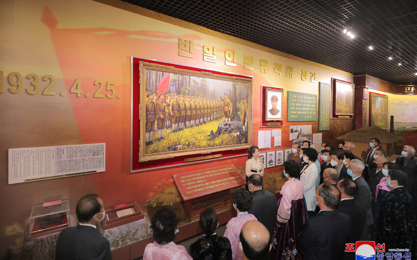 Visitan el Museo de la Revolución Coreana
