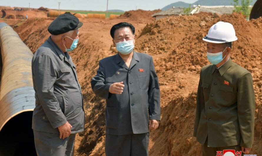 Choe Ryong Hae supervisa la marcha de construcción de canal Kindung de Hwangju