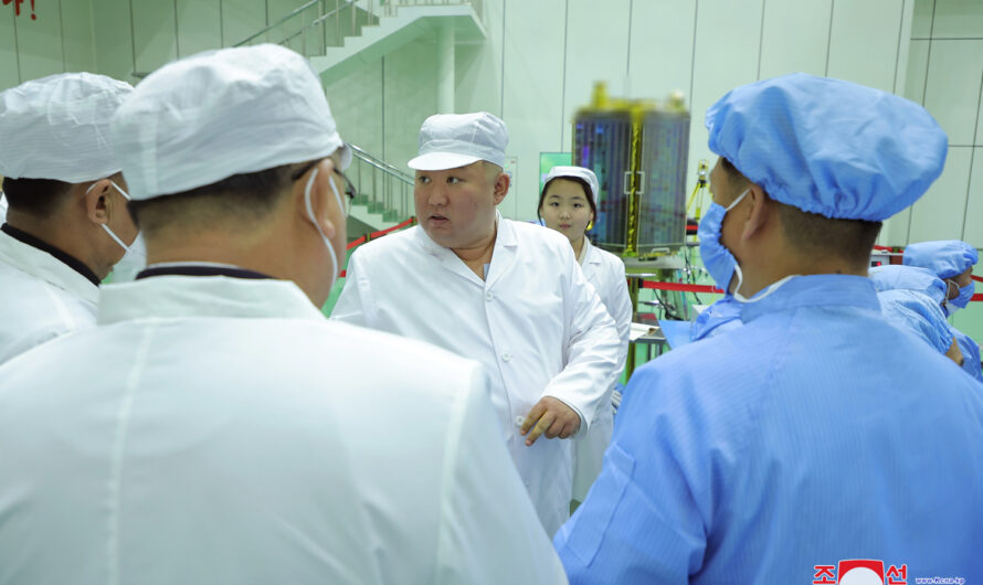KIM JONG UN dirige el trabajo del lanzamiento de satélite de reconocimiento