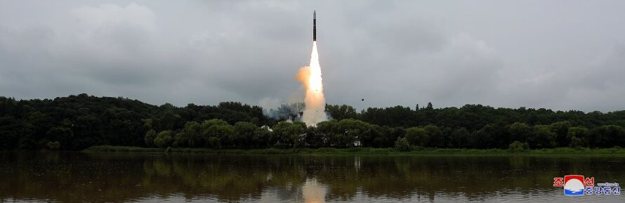 Lanzamiento de prueba del nuevo ICBM de tipo Hwasongpho-18.