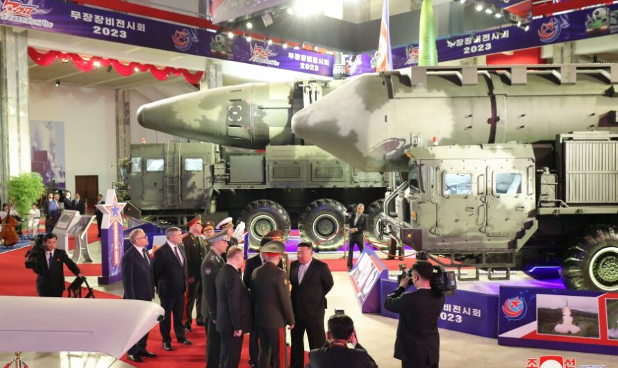 KIM JONG UN recorre con Sergei Shoigu la exhibición de armamentos por el día de victoria