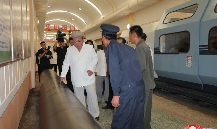  KIM JONG UN recorre importantes fábricas de materiales bélicos