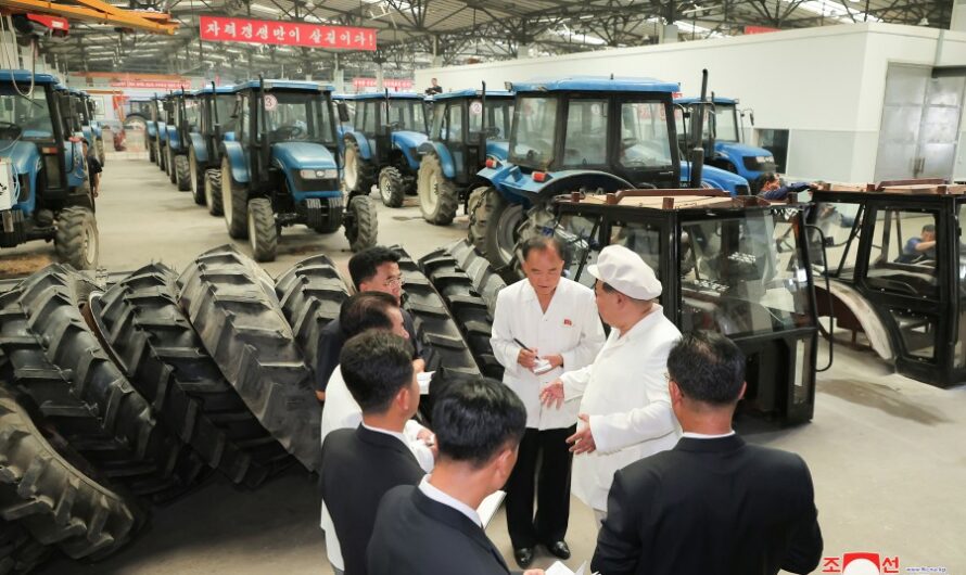 Kim Jong Un dirige en el terreno la Fábrica de Tractores Kumsong