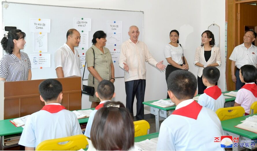 Miembros de embajada cubana visitan la Escuela de Lenguas Extranjeras